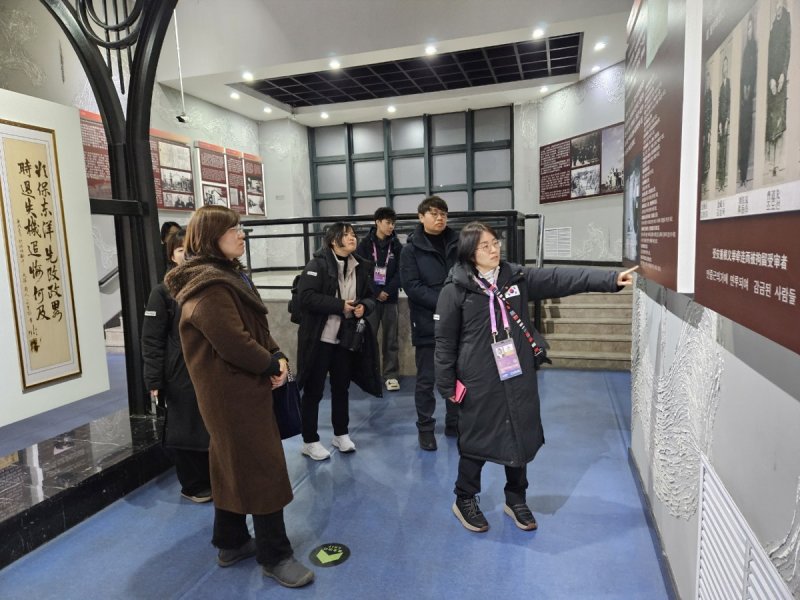 기념관을 찾아 주의깊게 둘러보는 장미란 차관 (왼쪽)ⓒ News1 안영준 기자