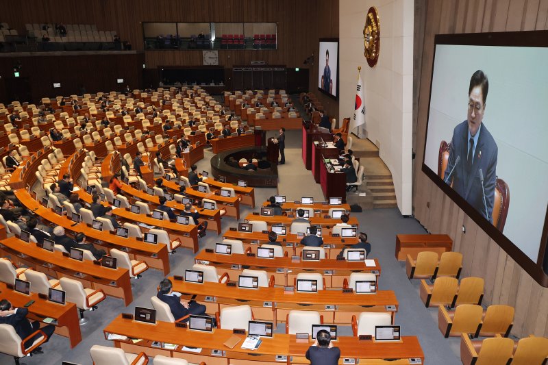 "정숙하세요". 12일 국회 본회의장에서 열린 대정부질문에서 국민의힘 윤상현 의원 발언 중 여야 의원들의 고성이 오가자 우원식 국회의장이 정숙할 것을 요청하고 있다. 연합뉴스