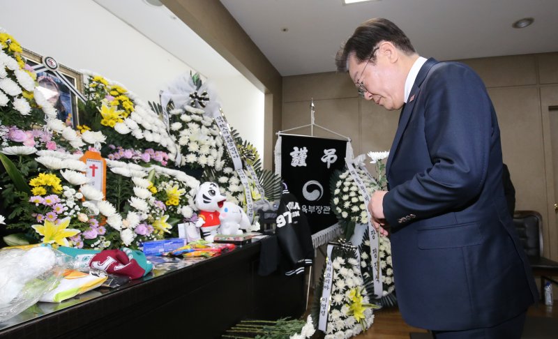 이재명 더불어민주당 대표가 12일 대전 서구 건양대병원 장례식장에서 교사에게 피살된 김하늘 양을 추모하고 있다. 2025.2.12/뉴스1 ⓒ News1 김기태 기자