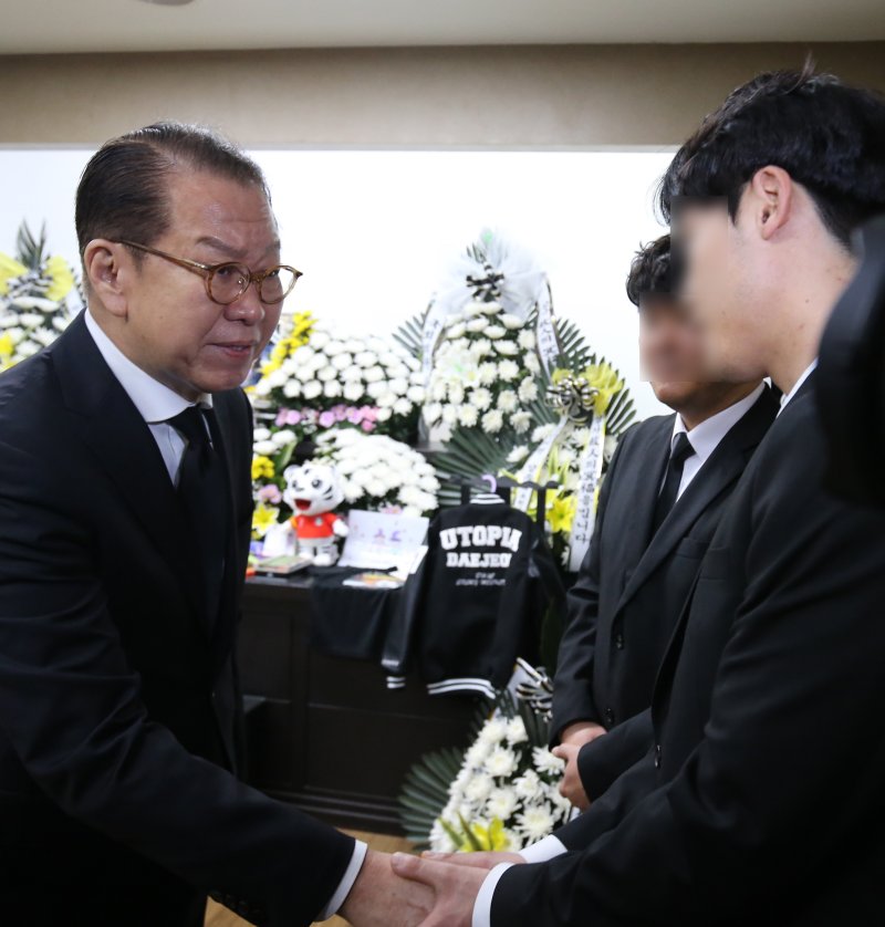 권영세 국민의힘 비상대책위원장이 12일 대전 서구 건양대병원 장례식장에서 교사에게 피살된 김하늘양을 추모한 뒤 유가족을 위로하고 있다. 2025.2.12/뉴스1 ⓒ News1 김기태 기자