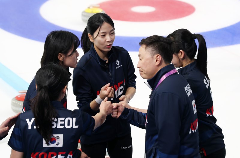 예선 1위를 확정지으며 준결승에 오른 여자 컬링 대표팀./뉴스1 ⓒ News1 이승배 기자