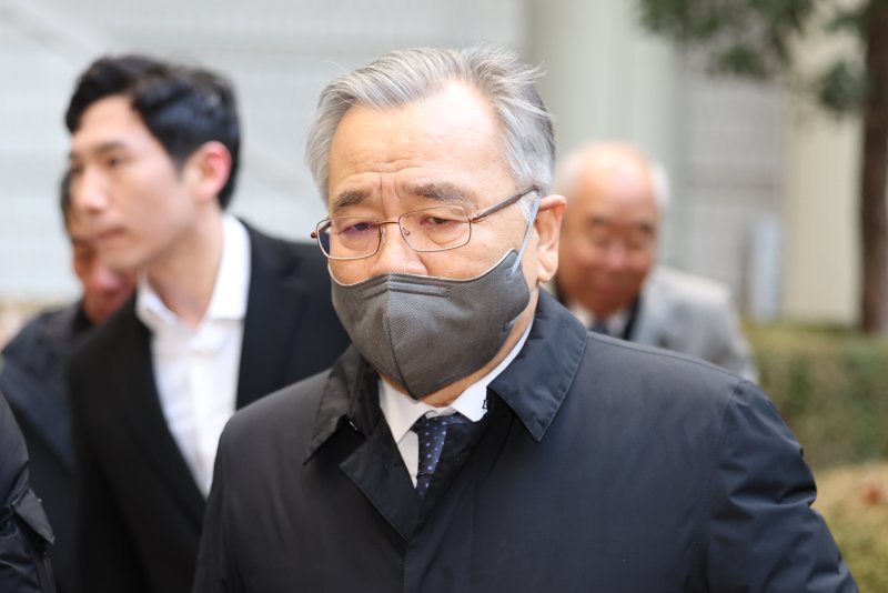[서울=뉴시스] 김선웅 기자 = 서울중앙지법 형사합의33부(부장판사 김동현)는 13일 특정경제범죄 가중처벌 등에 관한 법률(수재등) 등 혐의로 재판에 넘겨진 박 전 특검과 양재식 전 특검보의 1심 선고기일을 진행한다. 사진은 박 전 특검. 2024.01.25. mangusta@newsis.com