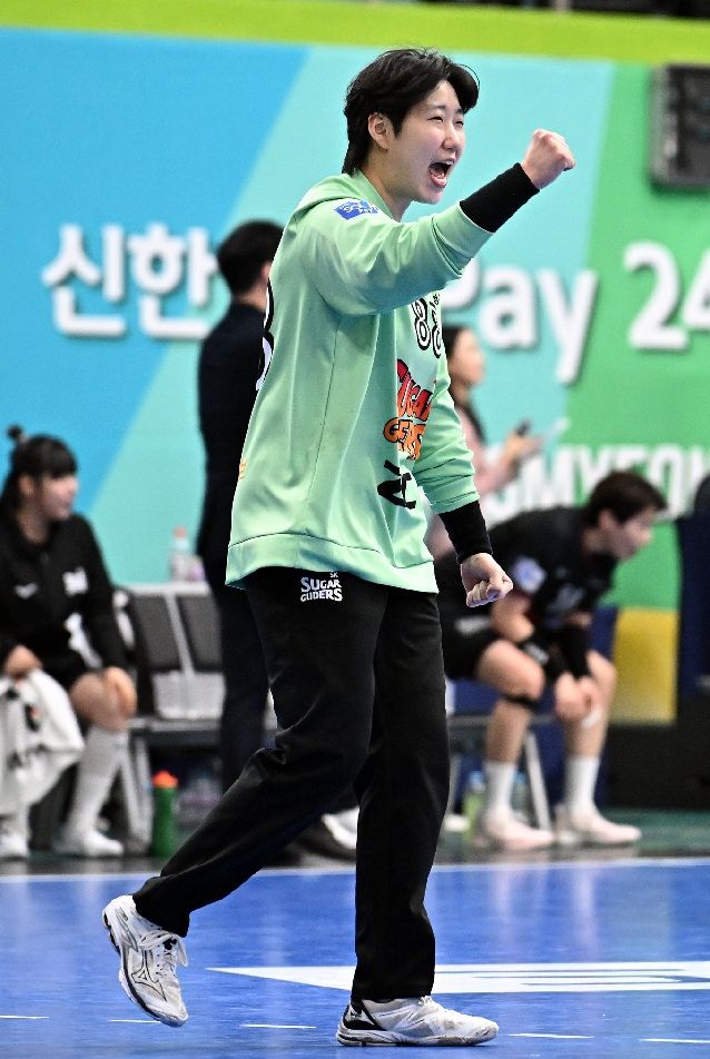 SK슈가글라이더즈 박조은 골키퍼가 선방 후 환호하고 있다. 한국핸드볼연맹 제공