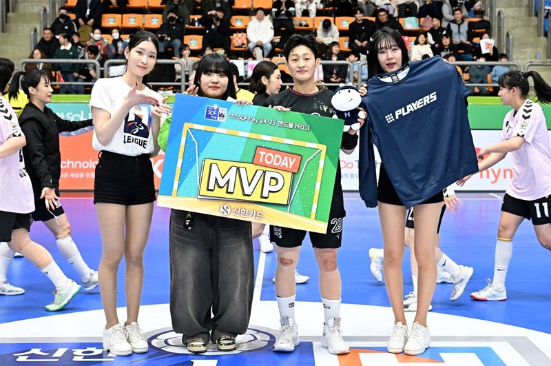 통산 4호 1000 득점을 기록한 경기 MVP SK슈가글라이더즈 유소정이 기념촬영을 하고 있다. 한국핸드볼연맹 제공