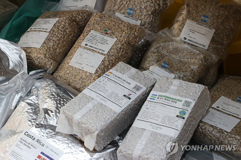 고환율에 신선식품 수입단가 상승, 커피 원두 가격 급등 (출처=연합뉴스)