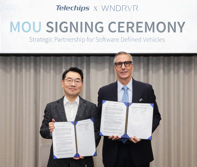 이장규 텔레칩스 대표(왼쪽)가 지난 11일 경기 판교 텔레칩스 사옥에서 열린 협약식에서 제이 벨리시모 윈드리버 대표와 기념 촬영을 하고 있다. 텔레칩스 제공