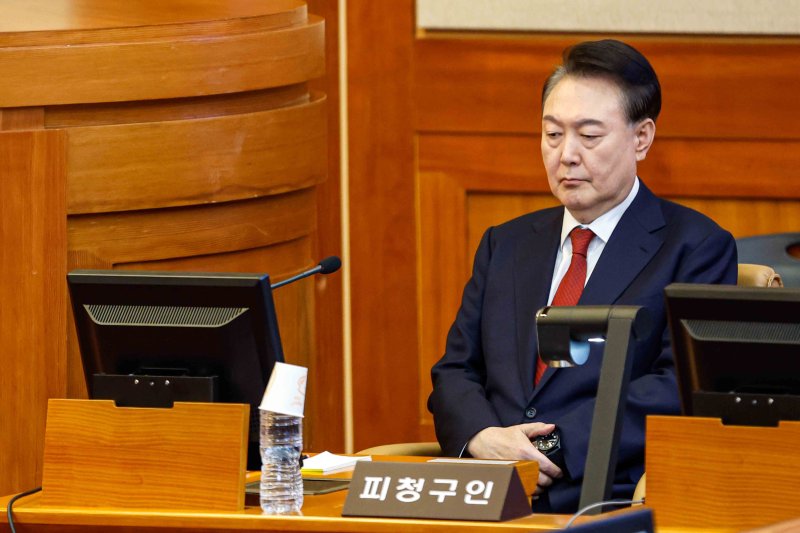윤석열 대통령이 11일 서울 종로구 헌법재판소에서 열린 '윤석열 대통령 탄핵심판 7차 변론'에 출석 하고 있다. 2025.2.11/뉴스1 ⓒ News1 사진공동취재단