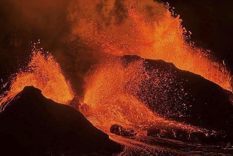 [하와이=AP/뉴시스] 미국지질조사국(USGS)이 제공한 사진에 11일(현지 시간) 하와이주 하와이 화산국립공원 킬라우에아 화산 정상 할레마우마우 분화구에서 용암이 분출되고 있다. 2025.02.13.