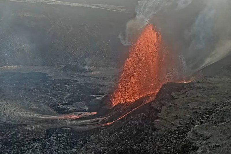 [하와이=AP/뉴시스] 미국지질조사국(USGS)이 제공한 사진에 11일(현지 시간) 하와이주 하와이 화산국립공원 킬라우에아 화산 정상 할레마우마우 분화구에서 용암이 분출되고 있다. 2025.02.12.