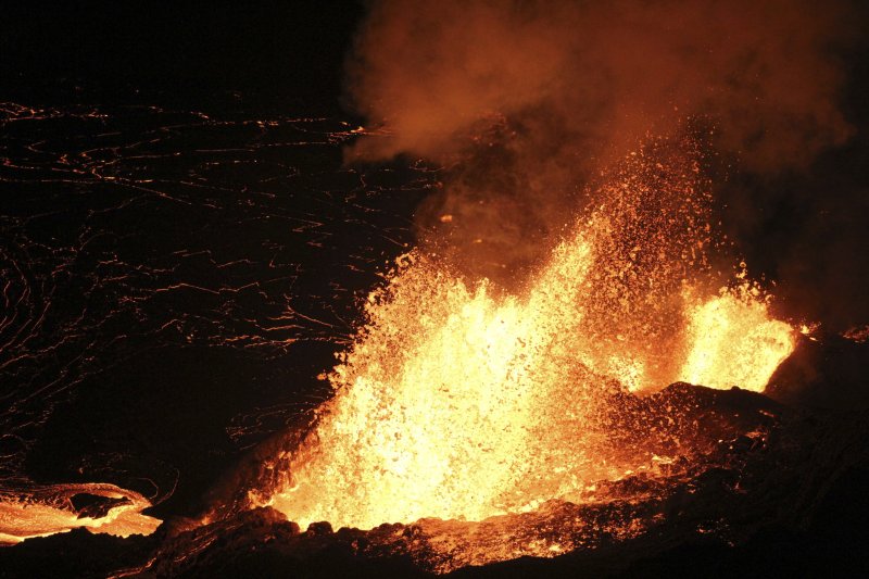 [하와이=AP/뉴시스] 미국지질조사국(USGS)이 제공한 사진에 11일(현지 시간) 하와이주 하와이 화산국립공원 킬라우에아 화산 정상 할레마우마우 분화구에서 용암이 분출되고 있다. 2025.02.13.