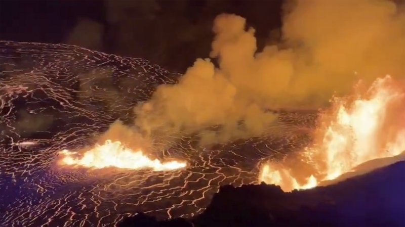 [하와이=AP/뉴시스] 23일(현지시각) 미국 지질조사국(USGS)이 제공한 영상 사진에 하와이주 빅아일랜드의 킬라우에아 화산이 분화해 용암을 분출하고 있다. 2024.12.24.