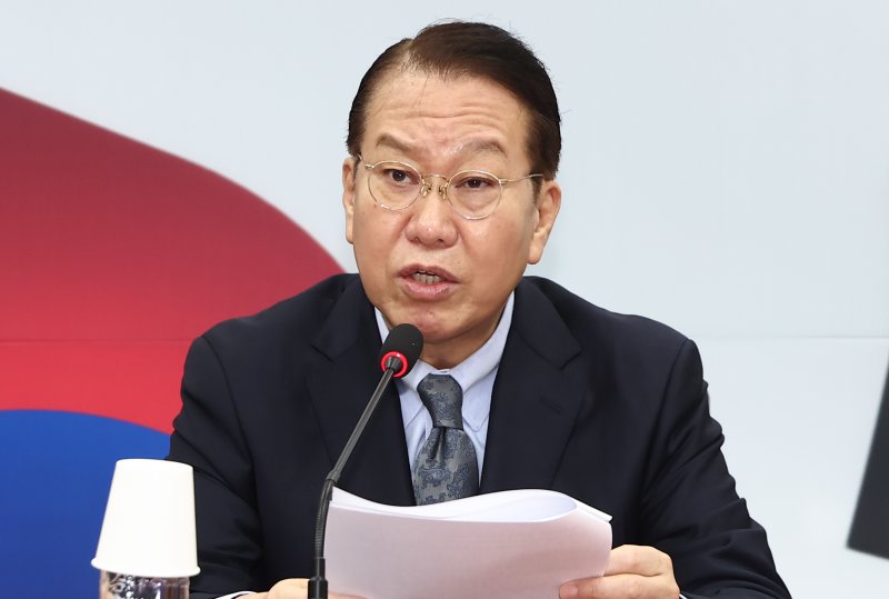 권영세 국민의힘 비상대책위원장이 13일 오전 서울 여의도 국회에서 열린 비상대책위원회의에서 모두 발언을 하고 있다. 뉴스1