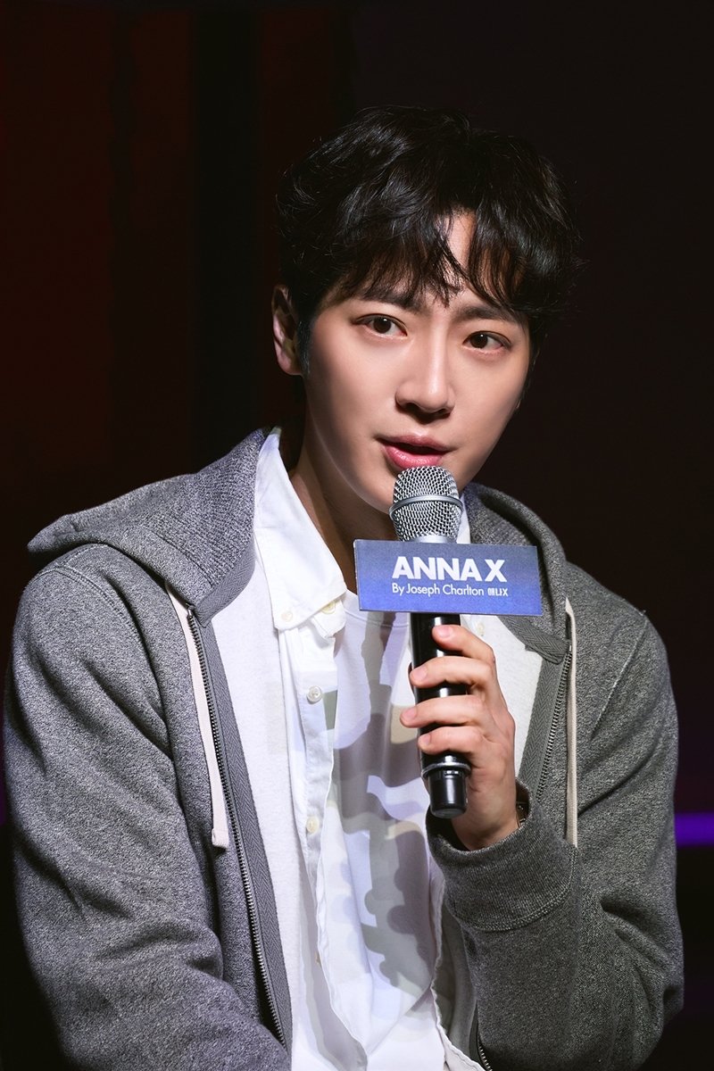 무대로 간 이상엽, 연극 '애나엑스'서 변신