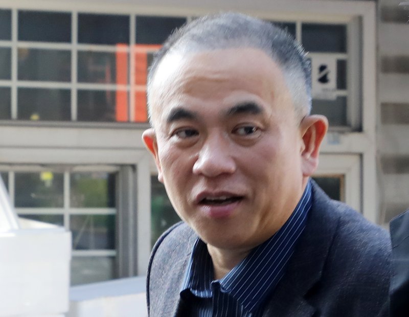 윤석열 대통령 부부 공천 개입 의혹의 핵심 인물인 명태균 씨가 2024년 11월 14일 오후 경남 창원시 성산구 한 식당에서 점심을 먹은 뒤 자신의 실질적인 법률대리업무를 맡은 남상권 변호사의 사무실로 이동하고 있다. 2024.11.14/뉴스1 ⓒ News1 윤일지 기자