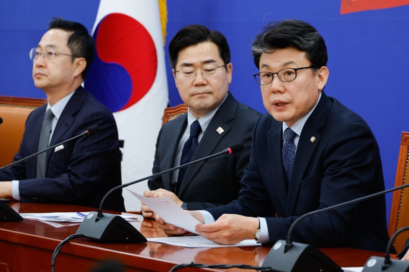 진성준 더불어민주당 정책위의장이 11일 오전 서울 여의도 국회에서 열린 원내대책회의에 참석해 모두 발언하고 있다. 2025.2.11/뉴스1 ⓒ News1 안은나 기자