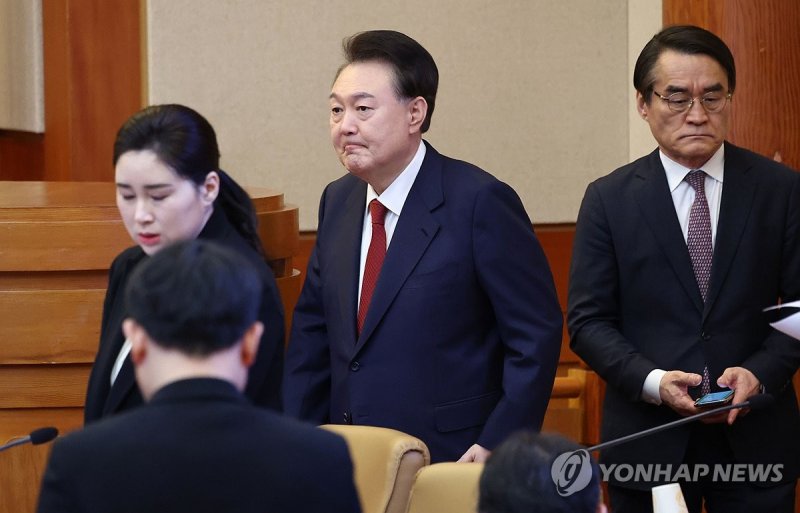자리로 향하는 윤석열 대통령 (출처=연합뉴스)