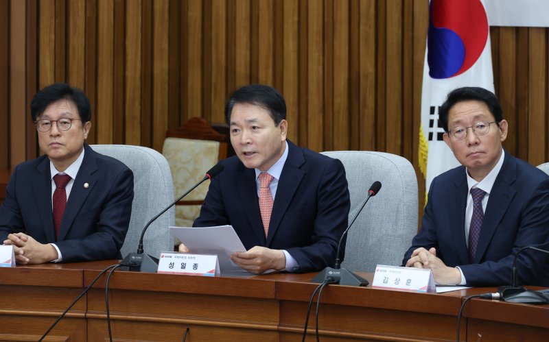 [서울=뉴시스] 고승민 기자 = 성일종 국회 국방위원장이 10일 서울 여의도 국회에서 열린 K-방산수출 지원을 위한 당정협의회에서 인사말을 하고 있다. 2025.02.10. kkssmm99@newsis.com