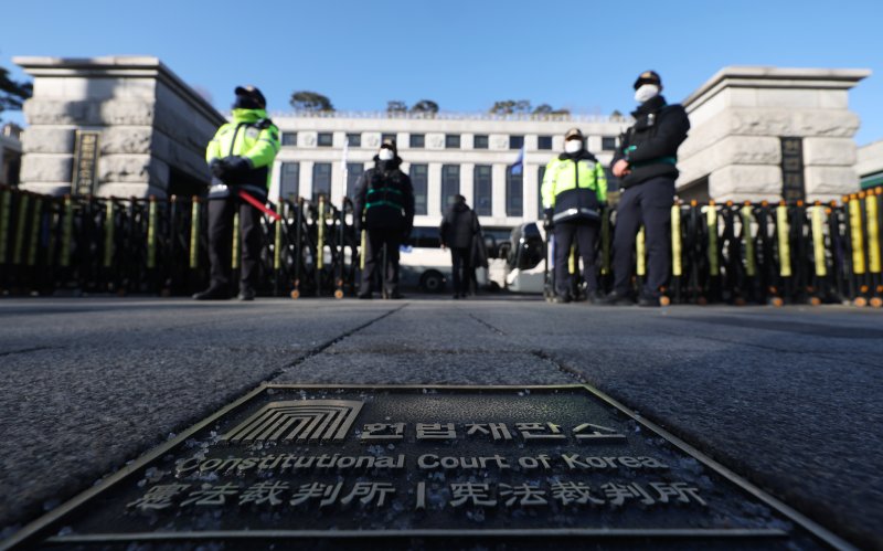 [서울=뉴시스] 김진아 기자 = 윤석열 대통령 탄핵 심판 8차 변론기일인 13일 오전 서울 종로구 헌법재판소 인근에 경찰이 경계근무를 서고 있다. 2025.02.13. bluesoda@newsis.com