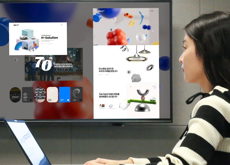 현대제철 직원이 최근 선보인 공식 홈페이지를 이용하고 있다. 현대제철제공