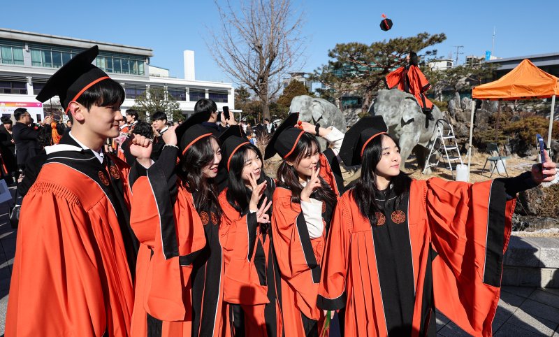 13일 서울 중구 장충동 동국대학교에서 열린 '2025년 봄 학위수여식'에서 졸업생들이 기념촬영을 하며 추억을 간직하고 있다. 2025.2.13/뉴스1 ⓒ News1 김도우 기자