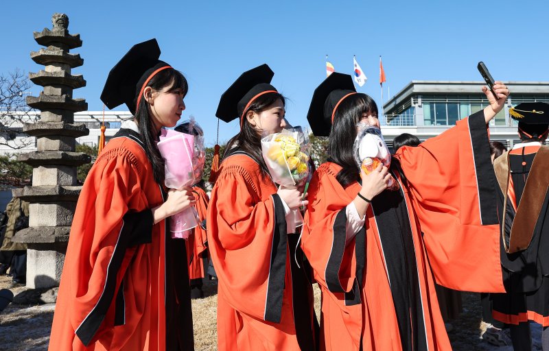 13일 서울 중구 장충동 동국대학교에서 열린 '2025년 봄 학위수여식'에서 졸업생들이 기념촬영을 하며 추억을 간직하고 있다. 2025.2.13/뉴스1 ⓒ News1 김도우 기자