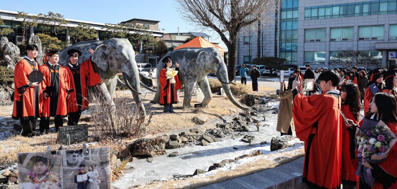 13일 서울 중구 장충동 동국대학교에서 열린 '2025년 봄 학위수여식'에서 졸업생들이 코끼리 동상에 올라타 기념촬영을 하고 있다. 2025.2.13/뉴스1 ⓒ News1 김도우 기자