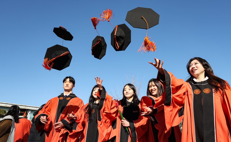13일 서울 중구 장충동 동국대학교에서 열린 '2025년 봄 학위수여식'에서 졸업생들이 학사모를 던지며 기념촬영을 하고 있다. 2025.2.13/뉴스1 ⓒ News1 김도우 기자