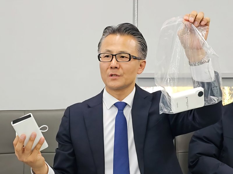 투명 봉지에 넣거나 절연테이프 붙인 배터리 들어 보이는 유경수 항공안전정책관 (출처=연합뉴스)