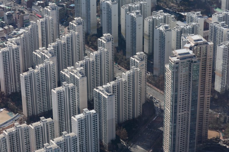 13일 서울 송파구 롯데월드타워 전망대에서 바라본 아파트들의 모습. 연합뉴스