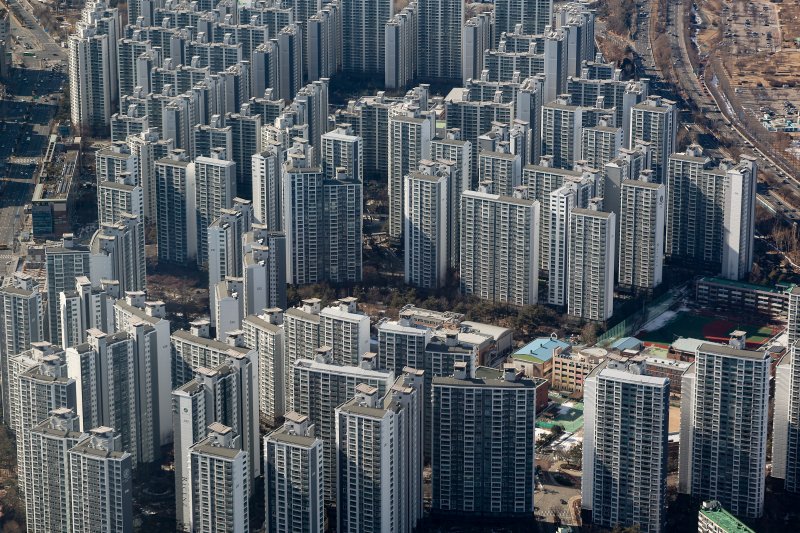 서울 송파구 롯데월드타워 전망대에서 바라본 아파트들의 모습. 2025.2.13 ksm7976@yna.co.kr (끝)