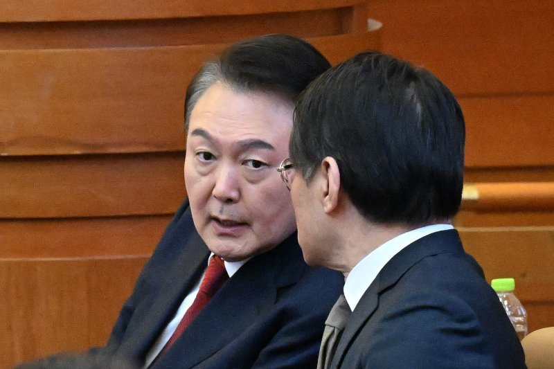 윤석열 대통령이 11일 서울 종로구 헌법재판소에서 열린 '윤석열 대통령 탄핵심판 7차 변론'에 출석, 변호인과 대화하고 있다. 2025.2.11/뉴스1 ⓒ News1 사진공동취재단