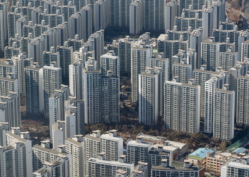 부동산 시장이 전반적으로 침체한 가운데 서울시가 지난 12일 아파트 수요가 몰리는 송파구 잠실동, 강남구 삼성·대치·청담동 일대의 토지거래허가구역 지정을 해제했다. 사진은 13일 서울 송파구 롯데월드타워 전망대에서 바라본 아파트들의 모습. 사진-여합뉴스