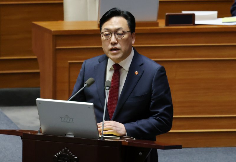 [서울=뉴시스] 조성우 기자 = 김병환 금융위원장이 13일 오후 서울 여의도 국회에서 열린 제422회 국회(임시회) 제5차 본회의 경제 분야 대정부질문에서 김용민 더불어민주당 의원 질의에 답변하고 있다. 2025.02.13. xconfind@newsis.com <저작권자ⓒ 공감언론 뉴시스통신사. 무단전재-재배포 금지.> /사진=뉴시스화상