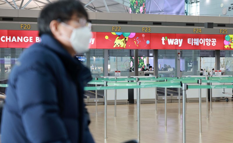 [인천공항=뉴시스] 고범준 기자 = 대명소노그룹이 티웨이항공 경영 참여를 공식화 한 가운데, 에어프레미아의 경영권 확보에도 적극 나설 것으로 보이는 22일 인천국제공항 제1여객터미널 티웨이 체크인 카운터가 보이고 있다. 국내·아시아 등 중단거리 노선과 유럽·미주까지 아우르는 장거리 노선을 모두 확보해 항공 산업에 본격 진출한다는 계획이다. 2025.01.22. bjko@newsis.com