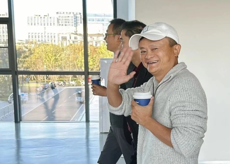 [서울=뉴시스] ﻿﻿애플이 중국 최대 전자상거래 기업 알리바바와 협력해 인공지능(AI) 기능을 탑재한 아이폰을 개발한다는 소식에 알리바바 주가가 2022년 7월 이후 최고치를 기록했다. 사진은 지난달 29일 저장성 항저우 본사에 있는 알리비바 창업자 마윈의 모습. 2025.02.13 *재판매 및 DB 금지