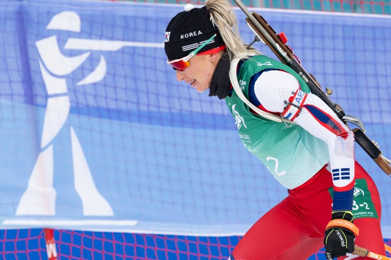 [야부리=신화/뉴시스] 예카테리나 아바쿠모가 13일(현지 시간) 중국 헤이룽장성 야부리 스키리조트에서 열린 2025 하얼빈 동계아시안게임 바이애슬론 여자 4x6㎞ 계주 경기를 펼치고 있다. 고은정, 예카테리나 아바쿠모바, 정주미, 아베 마리야가 출전한 한국은 1시간29분27초3의 기록으로 은메달을 목에 걸었다. 2025.02.13.