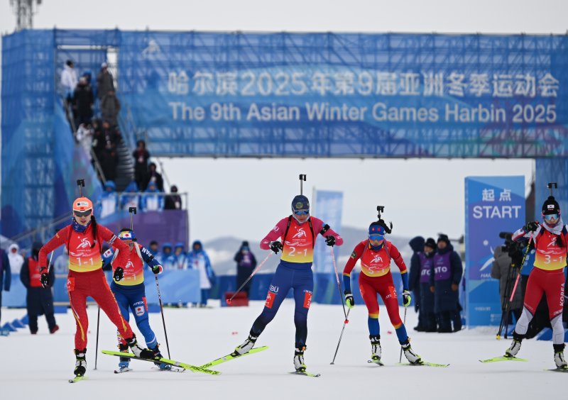 [야부리=신화/뉴시스] 고은정(오른쪽)이 13일(현지 시간) 중국 헤이룽장성 야부리 스키리조트에서 열린 2025 하얼빈 동계아시안게임 바이애슬론 여자 4x6㎞ 계주 경기를 펼치고 있다. 고은정, 예카테리나 아바쿠모바, 정주미, 아베 마리야가 출전한 한국은 1시간29분27초3의 기록으로 은메달을 목에 걸었다. 2025.02.13.