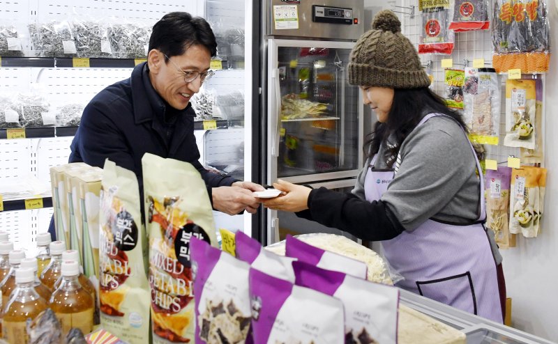 [서울=뉴시스] 추상철 기자 = 김윤상 기획재정부 차관이 14일 오후 강원 원주시 소재 원주 도래미 시장을 방문해 온누리상품권으로 물품을 구매하고 있다. (사진= 기획재정부 제공) 2025.01.14. photo@newsis.com *재판매 및 DB 금지