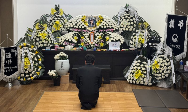 12일 대전 서구 한 초등학교에서 40대 교사에게 살해된 김하늘양의 아버지가 건양대병원 장례식장에 마련된 빈소에서 하늘양의 영정사진을 바라보고 있다. 2025.2.12/뉴스1 ⓒ News1 김기태 기자