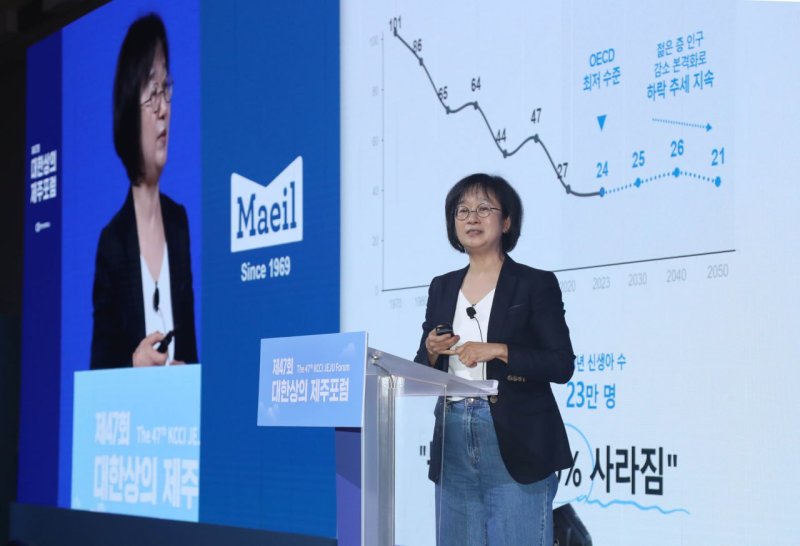 [제주=뉴시스]김선희 매일유업 부회장이 18일 제주 신라호텔에서 열린 대한상공회의소 제주포럼에서 강연하고 있다. (사진 = 대한상의) 2024.07.18. photo@newsis.com *재판매 및 DB 금지
