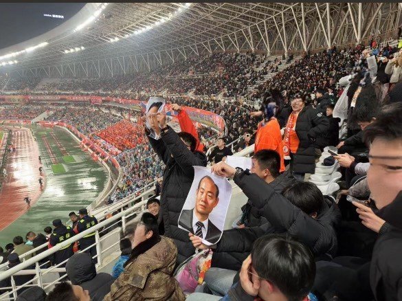 [서울=뉴시스] 국내 프로축구 K리그 광주FC 원정 경기가 중국 산둥 경기장에서 열린 가운데, 중국 관중석에 전두환 전 대통령 사진 등이 등장해 논란이 일고 있다. (사진= 온라인 커뮤니티 캡처 ) 2025.02.13. photo@newsis.com *재판매 및 DB 금지
