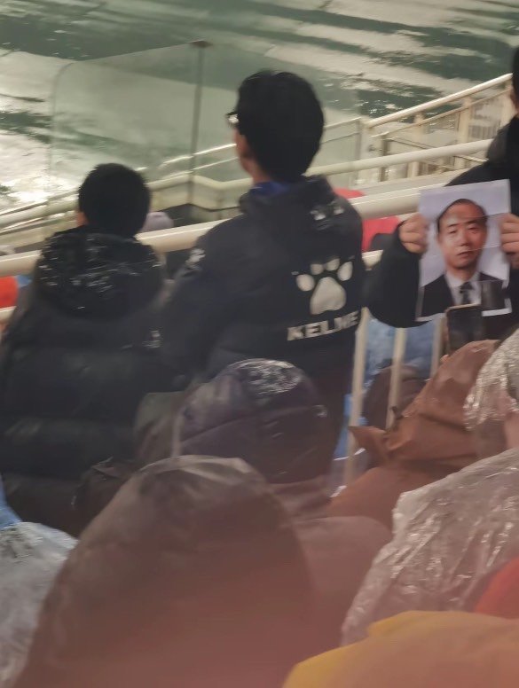 [서울=뉴시스] 국내 프로축구 K리그 광주FC 원정 경기가 중국 산둥 경기장에서 열린 가운데, 중국 관중석에 전두환 전 대통령 사진 등이 등장해 논란이 일고 있다. (사진= 온라인 커뮤니티 캡처 ) 2025.02.13. photo@newsis.com *재판매 및 DB 금지