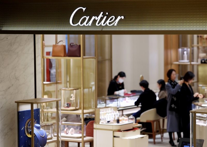 [서울=뉴시스] 김진아 기자 = 프랑스 명품 브랜드 까르띠에(Cartier)가 다음달 국내에서 판매하는 제품 가격을 약 6% 인상한다. 15일 명품 업계에 따르면 까르띠에는 오는 2월 4일 국내에서 판매하는 모든 카테고리의 가격을 올릴 예정이라고 공지했다. 주얼리 품목의 가격은 약 6%, 워치(시계) 품목은 약 6~7% 오른다. 사진은 16일 서울의 한 백화점 까르띠에 매장. 2025.01.16. bluesoda@newsis.com