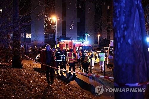 수류탄이 터진 그르노블의 한 술집 인근에 구조대원들이 모여있다. (출처=연합뉴스)