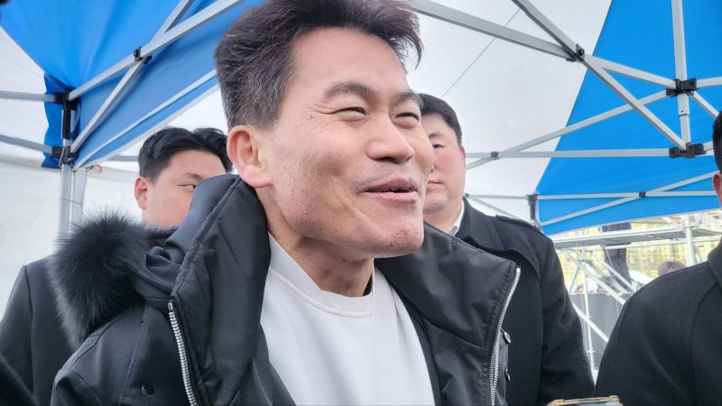 한국사 '일타강사' 전한길이 8일 오후 대구 동구 동대구역 광장에서 열린 '세이브코리아 국가비상기도회'를 찾아 연설을 마치고 취재진들을 만나 백브리핑(비공식 브리핑)을 하고 있다. 2025.2.8/뉴스1 ⓒ News1 이성덕 기자