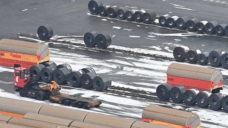 [평택=뉴시스] 김종택 기자 = 사진은 10일 경기도 평택항 수출입 부두에 철강 제품이 쌓여 있는 모습. 2025.02.10. jtk@newsis.com