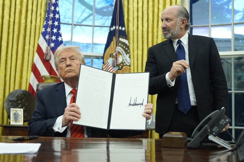 [워싱턴=AP/뉴시스] 사진은 도널드 트럼프 미국 대통령이 지난 10일(현지 시간) 백악관 집무실에서 철강과 알루미늄 제품 관세 부과에 관한 포고문에 서명한 후 이를 들어 보이고 있는 모습. 트럼프 대통령은 이번 관세에 "예외나 면제 없다"라고 밝혔다. 2025.02.11.