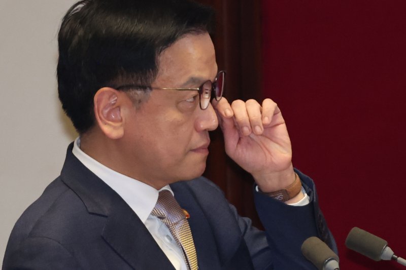 [서울=뉴시스] 권창회 기자 = 사진은 최상목 대통령 권한대행 겸 기획재정부 장관이 13일 오후 서울 여의도 국회에서 열린 제422회 국회(임시회) 제5차 본회의 경제 분야 대정부 질문에서 안경을 고쳐쓰고 있는 모습. 2025.02.13. kch0523@newsis.com