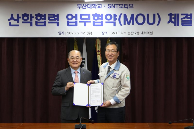 지난 12일 SNT모티브 부산 본사에서 열린 업무협약식에서 SNT모티브 권형순 대표이사와 부산대학교 최재원 총장(왼쪽)이 업무협약서를 들고 포즈를 취하고 있다. SNT모티브 제공