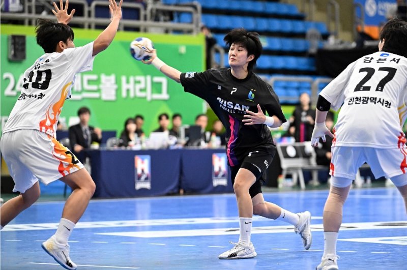 13일 경기에서 슛을 던지는 부산시설공단 신진미 (출처=연합뉴스)